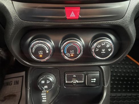 Used 2017 Jeep Renegade Trailhawk AWD/4WD image 23