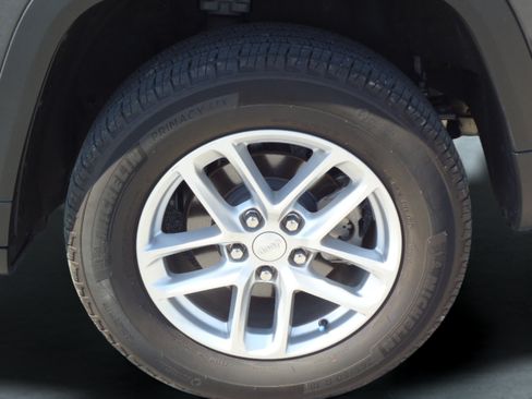 Used 2023 Jeep Grand Cherokee Laredo X AWD/4WD image 9
