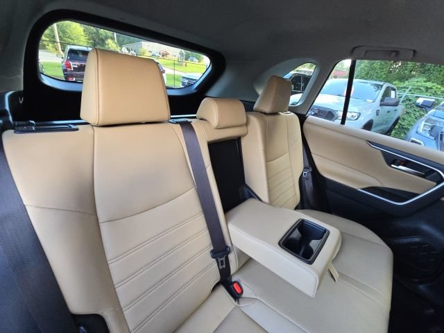 Used 2019 Toyota RAV4 XLE Premium FWD image 17