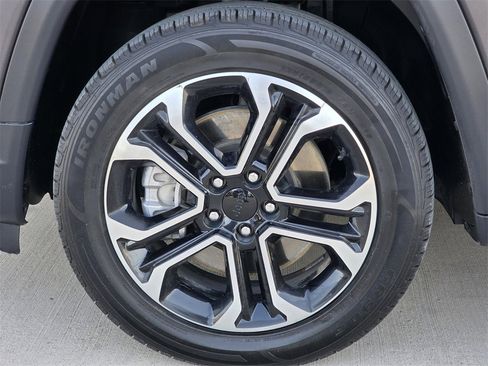 Used 2019 Jeep Cherokee Trailhawk image 9