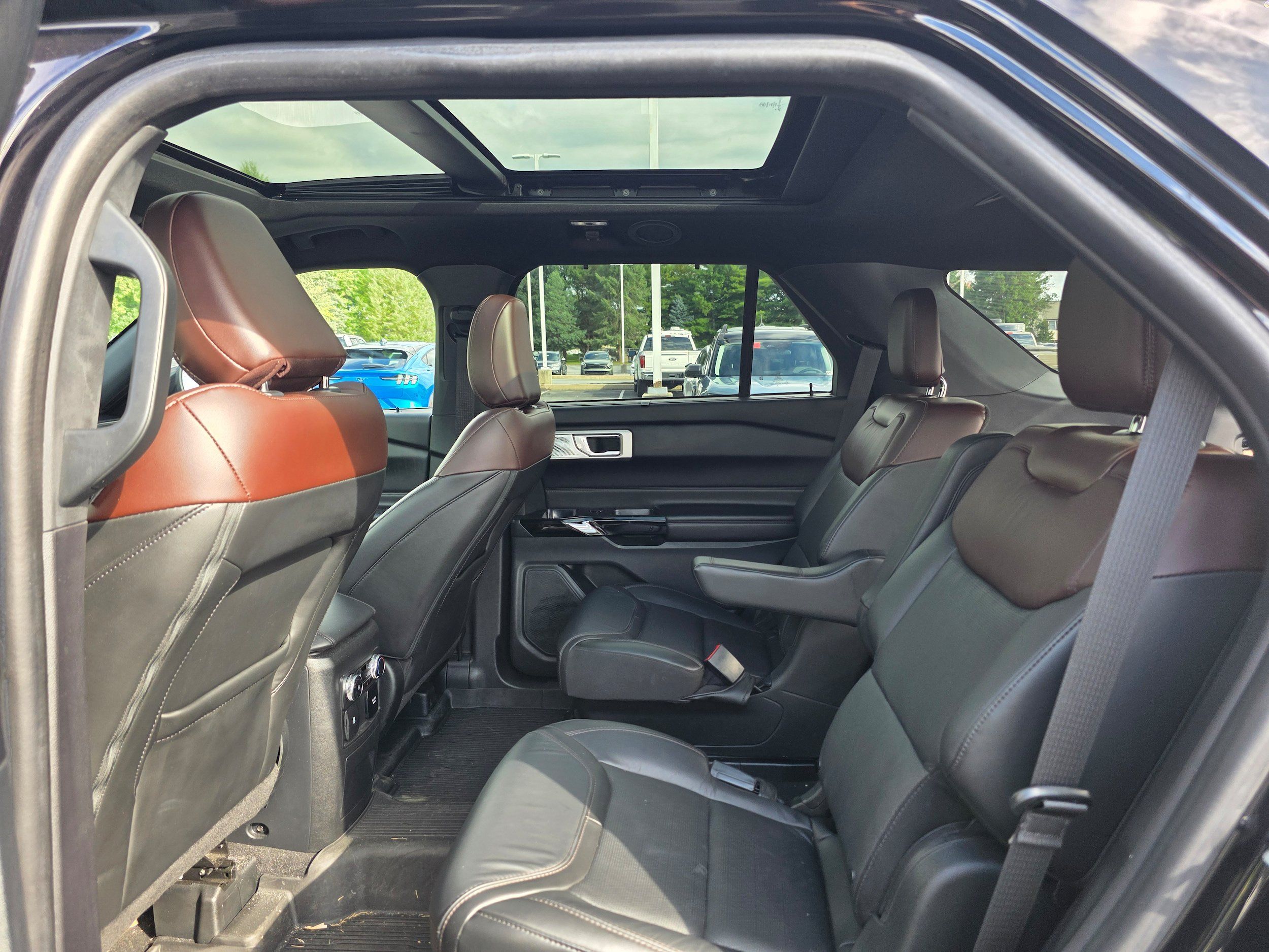 Used 2022 Ford Explorer Platinum w/ Equipment Group 601A AWD/4WD image 10