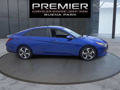 Used 2023 Hyundai Elantra SEL w/ Convenience Package FWD image 9