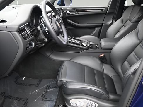 Certified 2025 Porsche Macan AWD/4WD image 6
