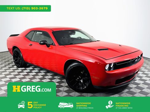 Used 2016 Dodge Challenger SXT RWD image 1