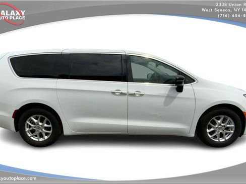 Used 2024 Chrysler Pacifica Touring-L FWD image 4