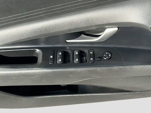 Used 2025 Hyundai Elantra SE FWD image 17