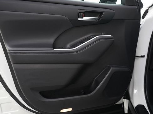 Used 2022 Toyota Highlander XLE image 20