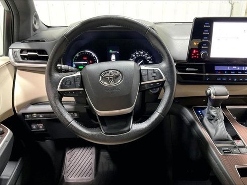 Used 2022 Toyota Sienna XLE w/ XLE Plus Package AWD/4WD image 5