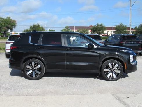 Used 2025 Mitsubishi Outlander SE FWD image 2