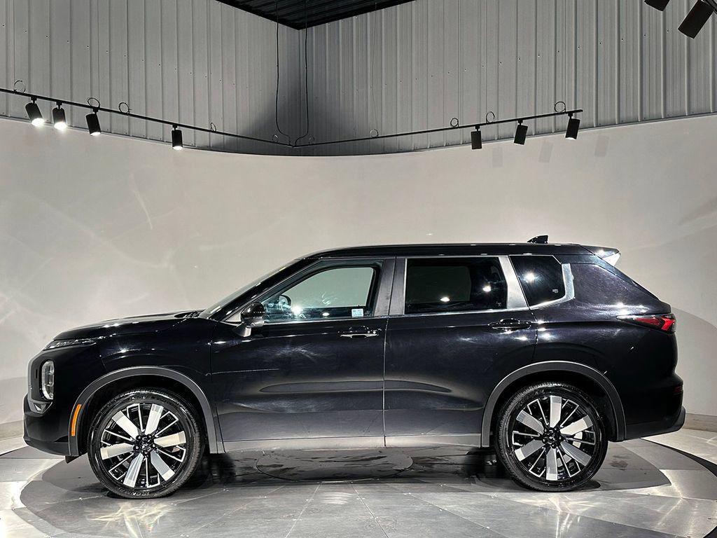 Used 2025 Mitsubishi Outlander AWD image 16