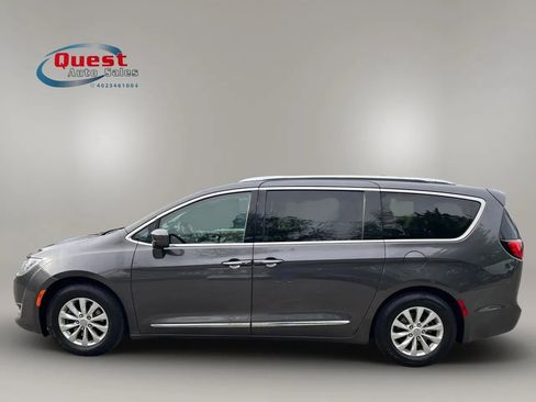 Used 2018 Chrysler Pacifica Touring-L FWD image 6