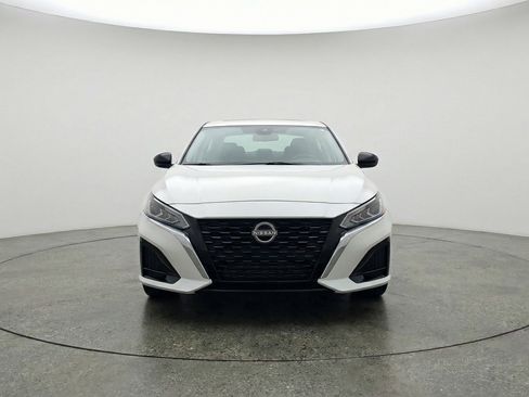 Used 2025 Nissan Altima 2.5 SV FWD image 2
