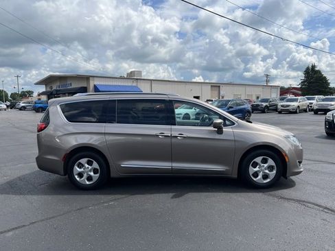 Used 2017 Chrysler Pacifica Touring-L Plus w/ Advanced Safetytec Group image 9