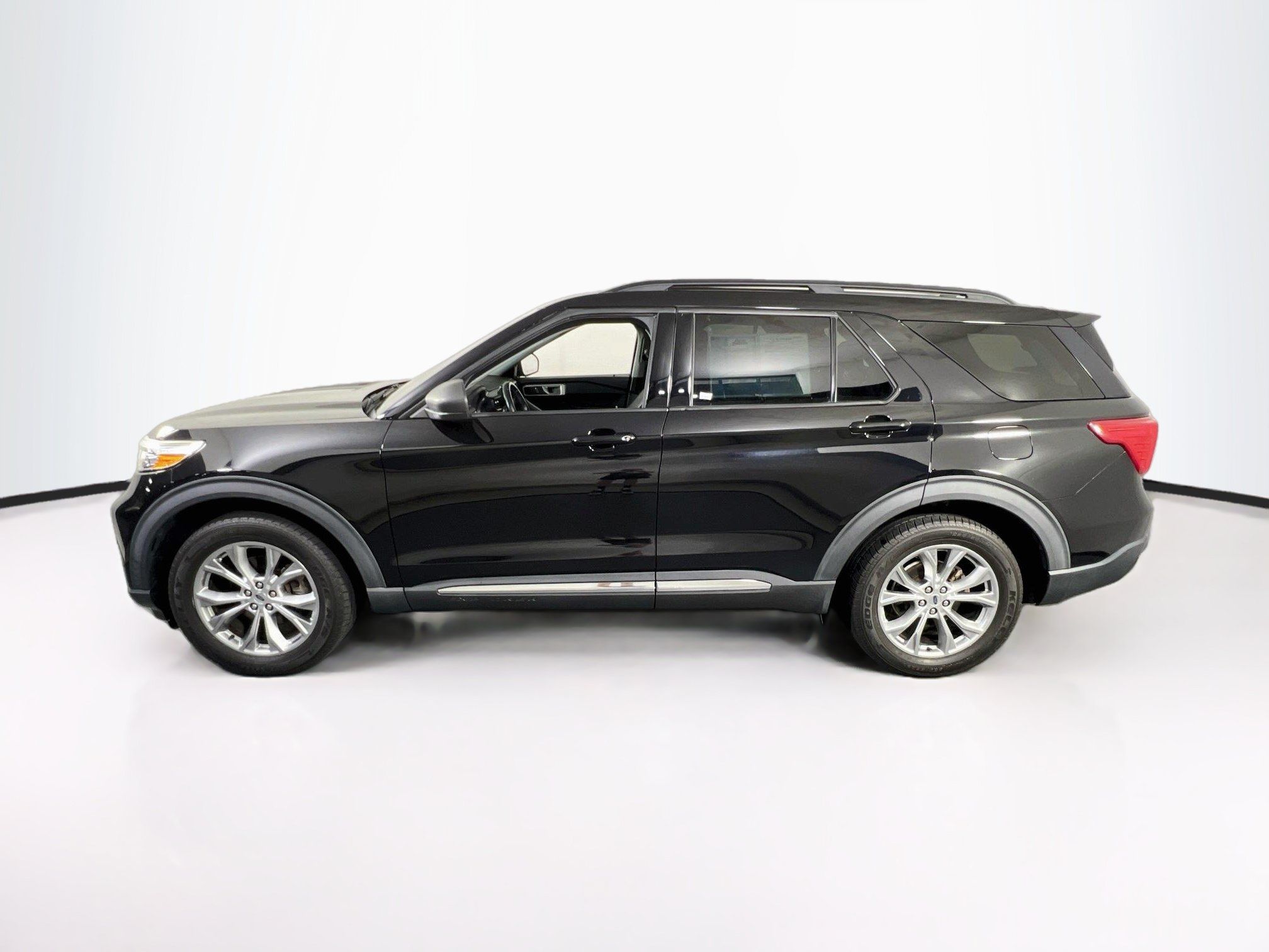 Used 2020 Ford Explorer XLT w/ Equipment Group 202A AWD/4WD image 8