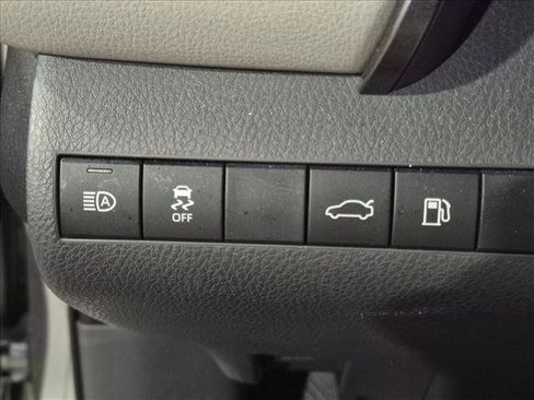 Used 2018 Toyota Camry FWD image 12