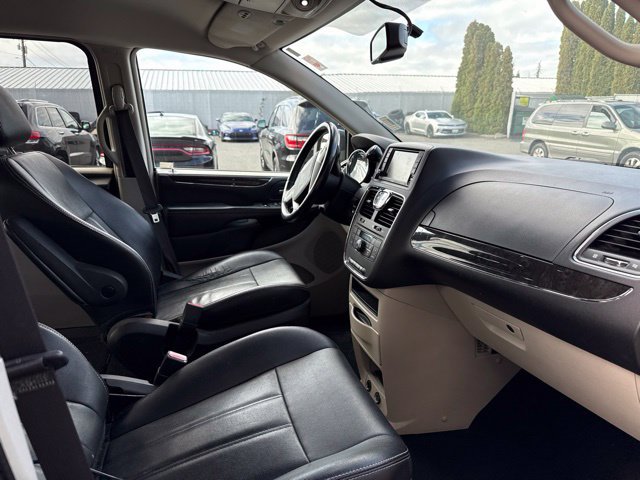 Used 2016 Chrysler Town & Country Touring FWD image 15