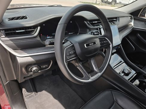 Used 2023 Jeep Grand Cherokee Limited w/ Luxury Tech Group II image 11