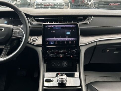 Used 2024 Jeep Grand Cherokee Limited w/ Black Appearance Package image 23