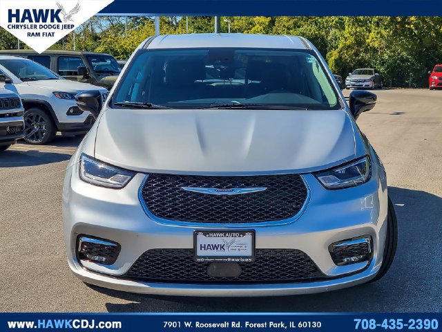 Used 2024 Chrysler Pacifica Touring-L FWD image 4
