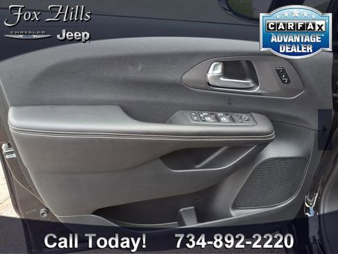 Certified 2026 Chrysler Pacifica Select FWD image 15