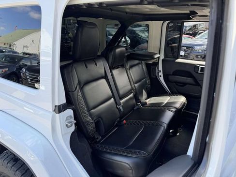 Used 2022 Jeep Wrangler Unlimited Sahara AWD/4WD image 15