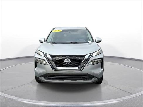 Used 2023 Nissan Rogue SV image 3