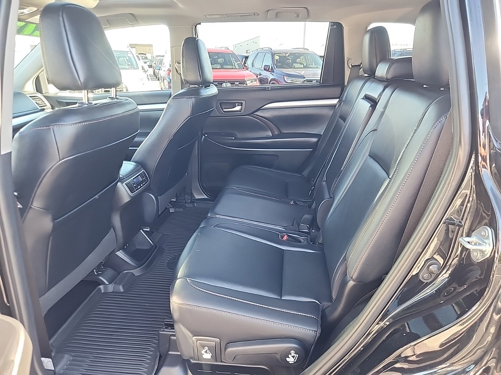 Used 2019 Toyota Highlander XLE AWD/4WD image 36