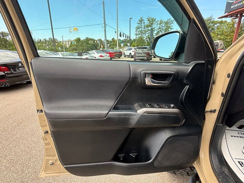 Used 2017 Toyota Tacoma TRD Off-Road w/ Premium & Technology Package image 8