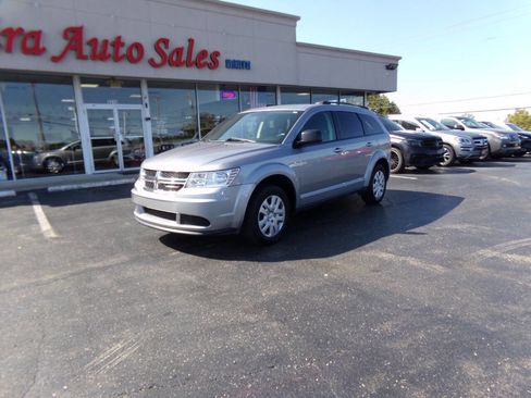 Used 2017 Dodge Journey SE w/ Flexible Seating Group image 2