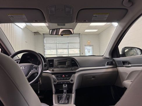 Used 2017 Hyundai Elantra SE image 19