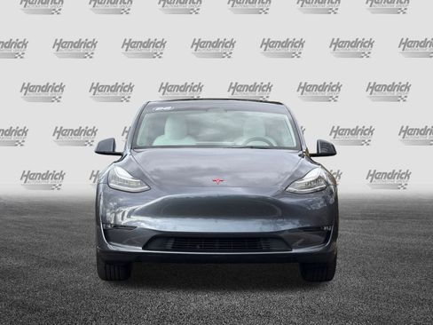 Used 2022 Tesla Model Y Long Range image 10