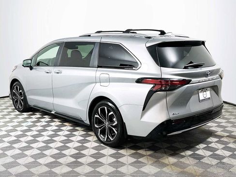 Used 2025 Toyota Sienna Platinum image 5
