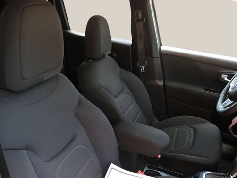 Used 2021 Jeep Renegade Latitude FWD image 19