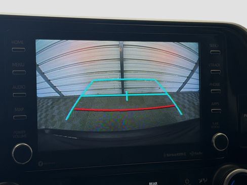 Used 2020 Toyota Highlander XLE FWD image 16