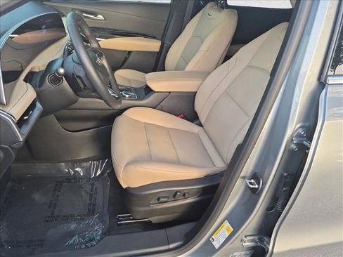 Used 2024 Cadillac XT4 Luxury w/ Cold Weather Package FWD image 15