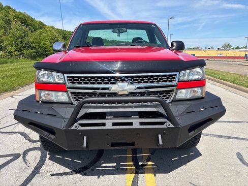 Used 2005 Chevrolet Silverado 2500 LS w/ Heavy-Duty Power Package AWD/4WD image 2