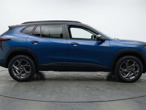 Used 2025 Chevrolet Trax LT FWD image 11