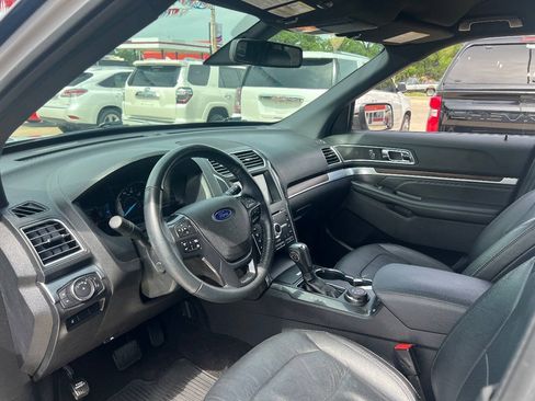 Used 2018 Ford Explorer Limited w/ Equipment Group 301A AWD/4WD image 11