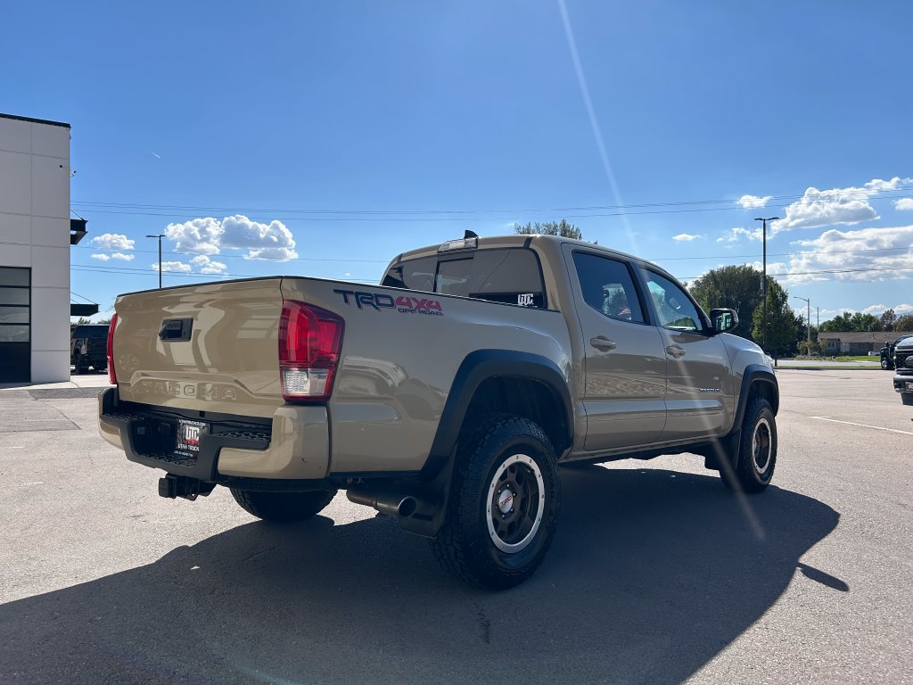 Used 2017 Toyota Tacoma TRD Off-Road AWD/4WD image 3