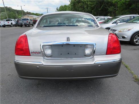 Used 2003 Lincoln Town Car Signature image 32