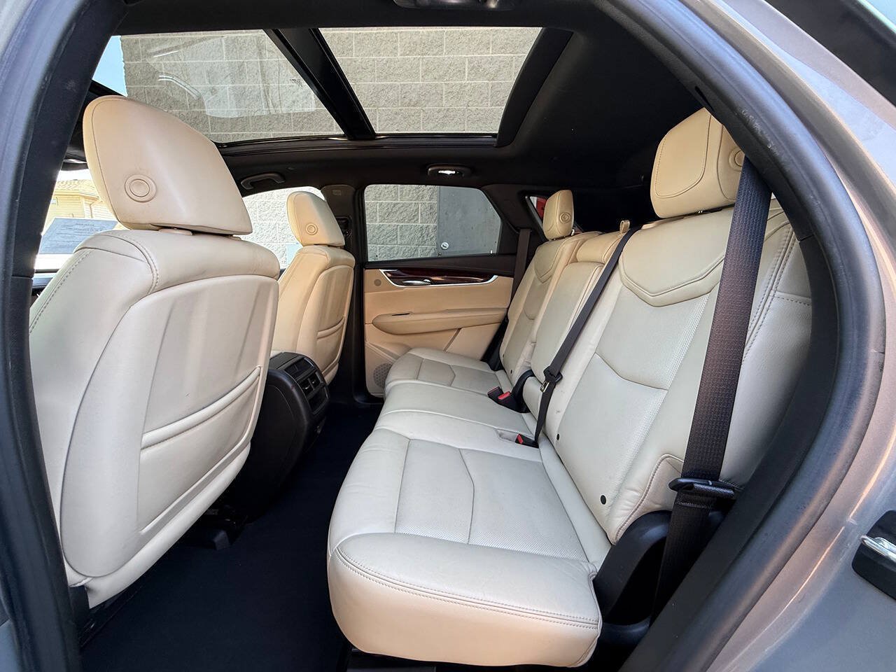Used 2017 Cadillac XT5 Luxury w/ Driver Awareness Package FWD image 18