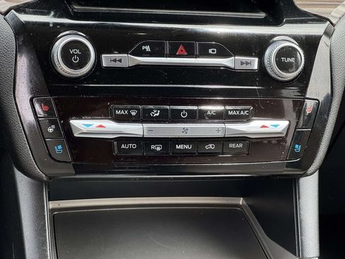 Used 2022 Ford Explorer Limited AWD/4WD image 5