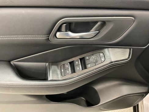 Used 2025 Nissan Rogue SL image 11