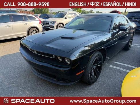 Used 2019 Dodge Challenger SXT RWD image 1