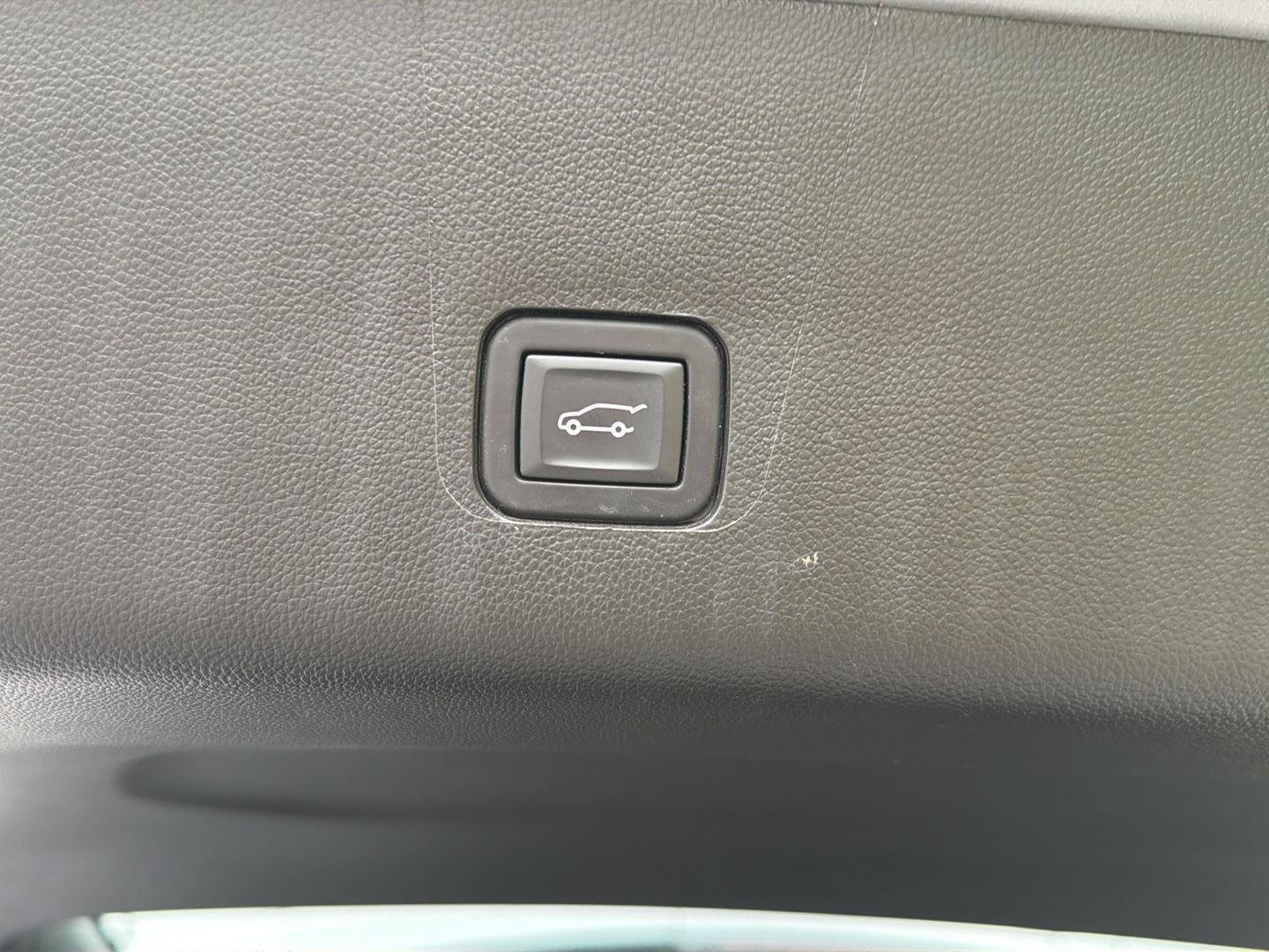 Used 2023 Chevrolet Traverse RS w/ LPO, Floor Liner Package FWD image 34