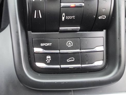 Used 2011 Porsche Cayenne Turbo AWD/4WD image 22