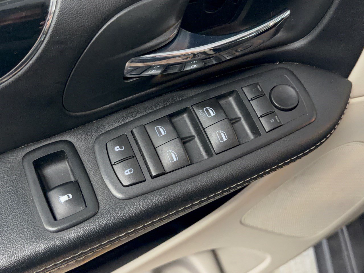 Used 2016 Dodge Grand Caravan SE FWD image 15
