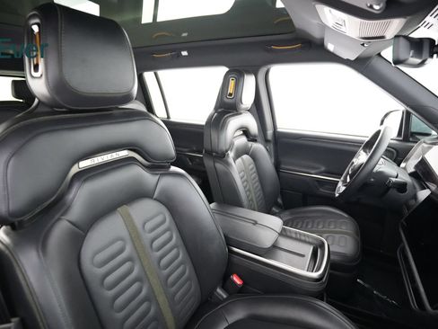 Used 2025 Rivian R1S Adventure AWD/4WD image 23
