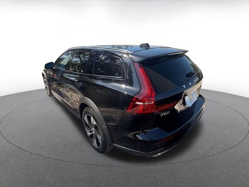 Used 2025 Volvo V60 B5 Cross Country Plus image 5