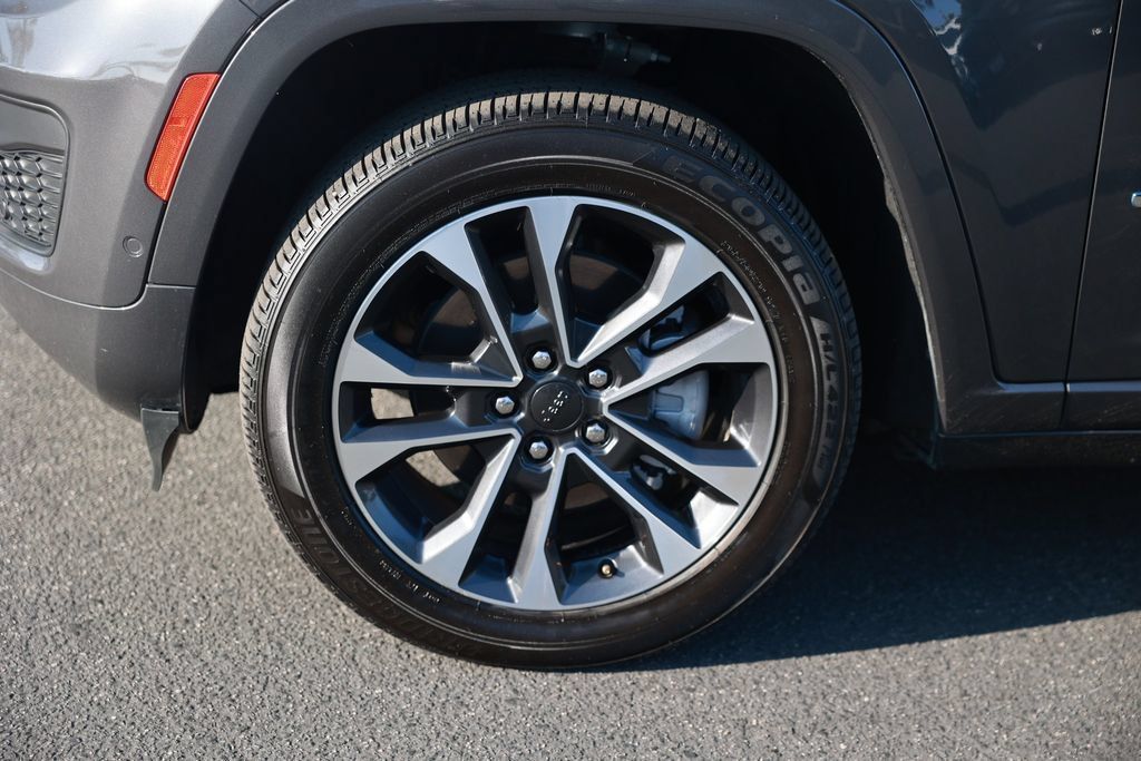 Used 2023 Jeep Grand Cherokee Overland w/ Advanced Protech Group III AWD/4WD image 11